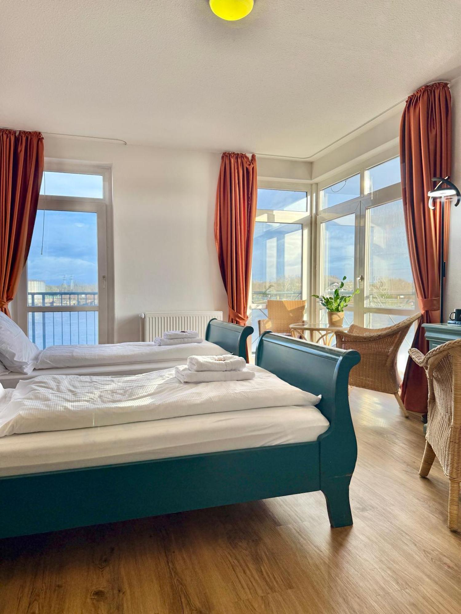 Gaestehaus Weserblick Am Weser-Sandstrand Berne Exterior photo