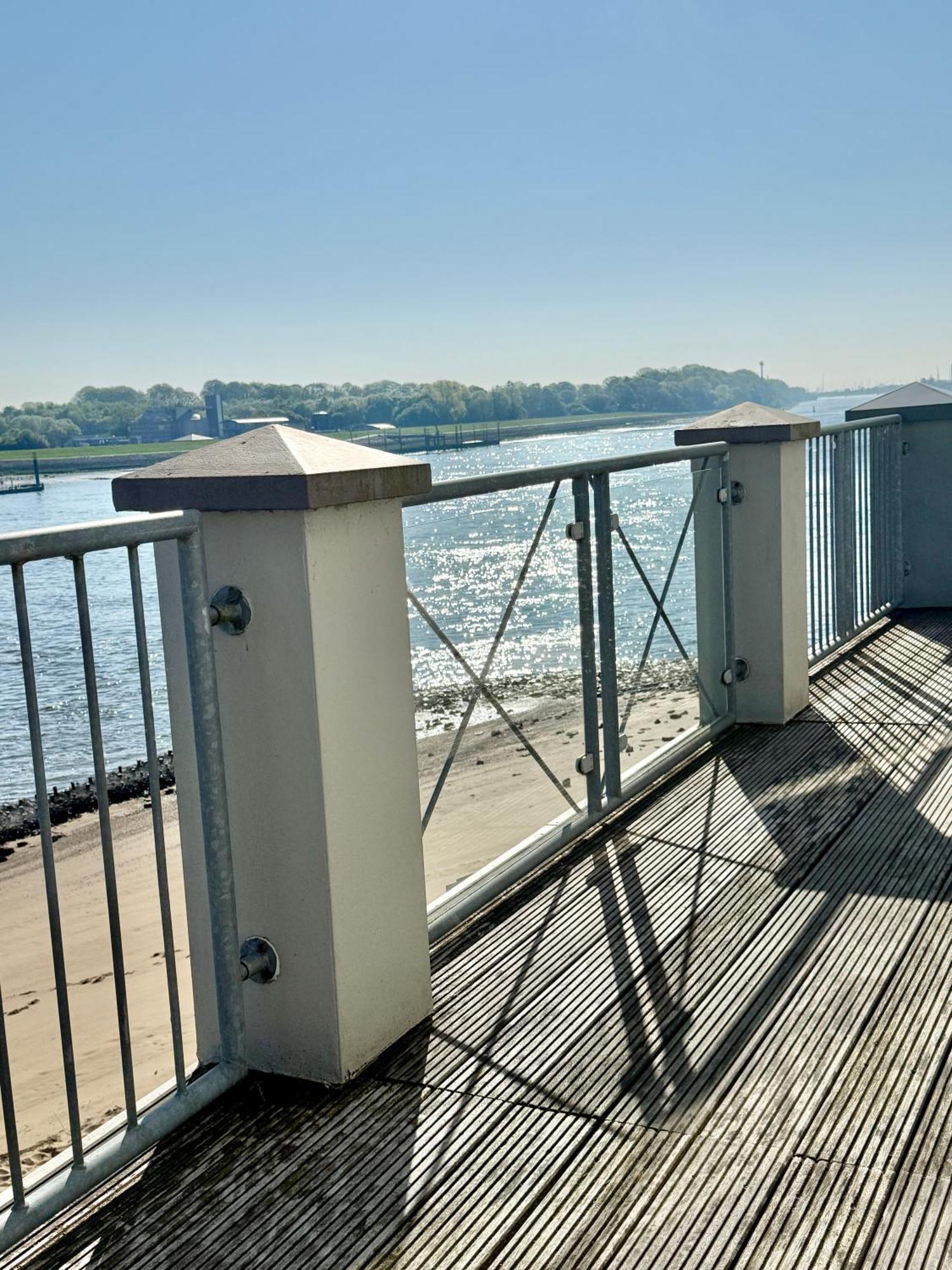 Gaestehaus Weserblick Am Weser-Sandstrand Berne Exterior photo